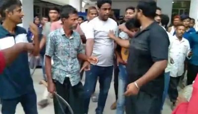 বোনকে মারধরের ক্ষোভে হাসপাতালে হাসুয়া হাতে দুলাভাইকে কোপাতে গেলেন শ্যালক