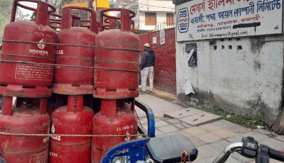 রাজশাহীতে গ্যাস সিলিন্ডার নিয়ে গ্রাহকের সাথে এজেন্সির কানামাছি খেলা
