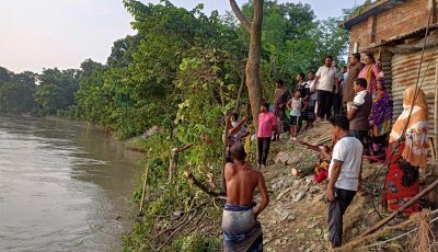 গোদাগাড়ীতে পদ্মার ভাঙ্গন কবলিত এলাকা পরিদর্শনে ইউএনও ইসরাত জাহান ও ব্যারিস্টার মিলন