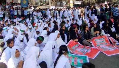 সাত রাস্তা মোড় অবরোধ করেছেন কারিগরি শিক্ষার্থীরা , তীব্র যানজট