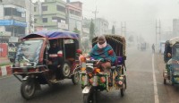 নাটোরে গুঁড়ি গুঁড়ি বৃষ্টি, ভোগান্তিতে জনজীবন