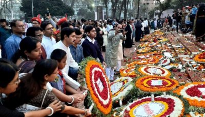 ফুলে ফুলে ভরে গেছে বেদি