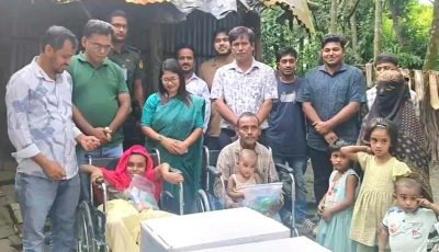 প্রতিবন্ধী পরিবারের পাশে কক্সবাজার সদর ইউএনও