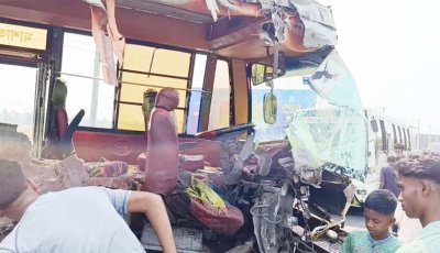 খড়ের আগুনের ধোঁয়ায় সড়ক অন্ধকার, দুই বাসের সংঘর্ষ
