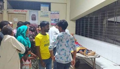 বোদায় ট্রাক্টরের ধাক্কায় বাবা-মায়ের সামনে প্রাণ গেল শিশুর