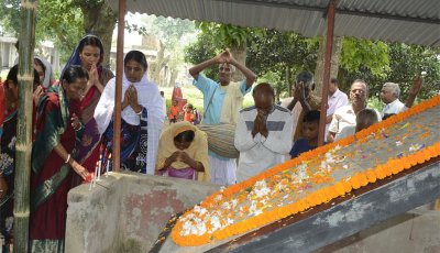 চাঁপাইনবাবগঞ্জে ১৯৭১ সালের শহীদের আত্মা শান্তি কামনায় সমাধিতে পুষ্প অর্পণ ও গীতা পাঠ