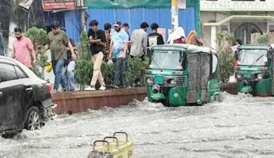 চট্টগ্রামে  বৃষ্টিতে সড়কে হাঁটুপানি, ভোগান্তিতে নগরবাসী