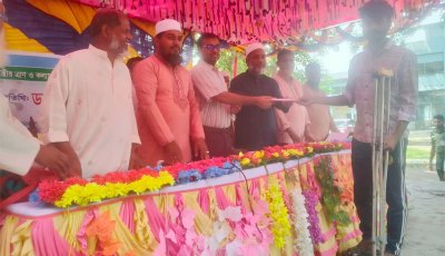 চাঁপাইনবাবগঞ্জের গোমস্তাপুরে প্রধানমন্ত্রীর ঈদ উপহার বিতরণ