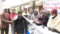 নিয়ামতপুর প্রেসক্লাবের উদ্যোগে শীতবস্ত্র বিতরণ