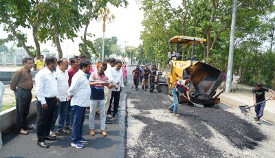 রাসিক প্রশাসকের আইবাঁধ সড়কের কার্পেটিং কাজ পরিদর্শন