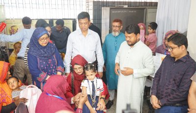 শিশুদের হাম-রুবেলা প্রতিরোধে রাসিকের ৪৩৮ কেন্দ্রে  টিকাদান ক্যাম্পেইন শুরু, উদ্বোধন করলেন রাসিক প্রশাসক