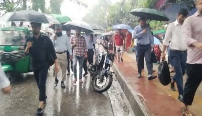 ঢাকার রাস্তায় আজও সঙ্গী বৃষ্টির ভোগান্তি