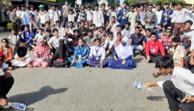 শিক্ষামন্ত্রীর পদত্যাগের দাবিতে রাজশাহীতে আগুন জ্বালিয়ে সড়ক অবরোধ