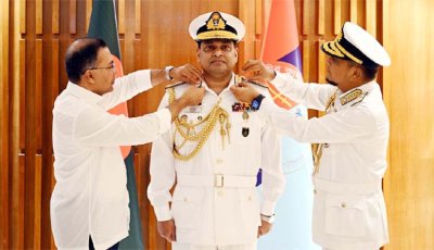 নবনিযুক্ত নৌপ্রধানকে ভাইস অ্যাডমিরাল র‍্যাংক ব্যাজ পরালেন প্রধানমন্ত্রী