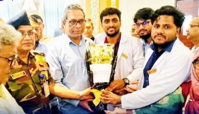 স্বাস্থ্য প্রতিমন্ত্রী ও মহাপরিচালককে রামেক ইন্টার্ন চিকিৎসকদের ৩ দফা দাবি সংবলিত স্মারকলিপি