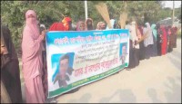 নোয়াখালীতে উচ্ছেদ আতংকে এলাকাবাসীর ভূমি দুস্যুর বিরুদ্ধে মানববন্ধন ও  ঝাড়– মিছিল