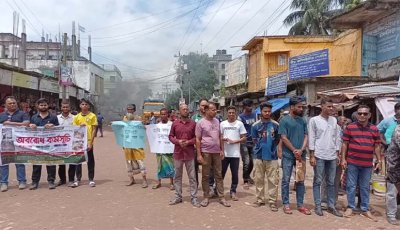 বদলগাছীতে চৌরাস্তার মোড়ে গোলচত্বর নির্মাণসহ দ্রুত কাজ শুরুর দাবিতে দুই ঘণ্টার অবরোধ