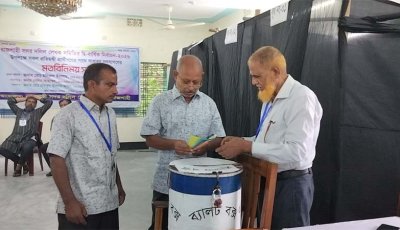 রাজশাহীতে আনন্দমুখর পরিবেশে অনুষ্ঠিত হচ্ছে রাজশাহী সদর দলিল লেখক সমিতির দ্বিবার্ষিক নির্বাচন