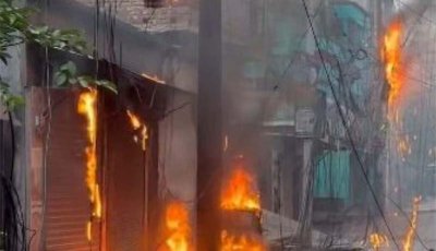 রাজশাহীতে বৈদ্যুতিক খুঁটিতে আগুন, পুড়েছে বিদ্যুৎ-ইন্টারনেট-ডিসের তার