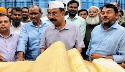 রাজশাহীর রেশমের টানে শোরুমে গয়েশ্বর চন্দ্র রায়, কিনলেন ৫০ হাজার টাকার রেশম বস্ত্র