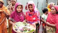 বৃষ্টির আশায় নেচে গেয়ে ব্যাঙের বিয়ে