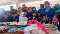 হলি ক্রস স্কুল অ্যান্ড কলেজ পিঠা উৎসবে মেতে উঠলো শিক্ষার্থীরা