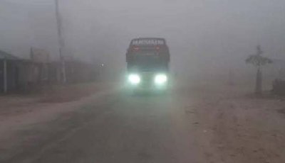 শরৎকালে হঠাৎ কুয়াশার আগমন, পঞ্চগড়ে হেডলাইট জ্বালিয়ে চলছে যানবাহন