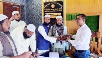 নিয়ামতপুরে সরকারি বরাদ্দের খেজুর বিতরণ