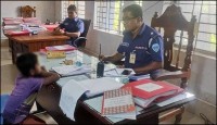 বাবা-মায়ের বিরুদ্ধে অভিযোগ নিয়ে থানায় শিশু