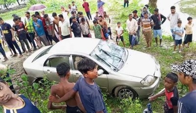 রাজশাহীতে নিয়ন্ত্রণ হারিয়ে খাদের পানিতে প্রাইভেট কার