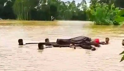চারদিকে বন্যার পানি, ভেলায় ভাসিয়ে লাশ নেওয়া হলো দূরের কবরস্থানে