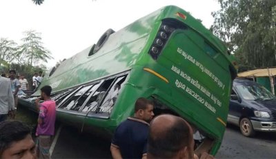 যাত্রীবাহী বাস নিয়ন্ত্রণ হারিয়ে নিহত ১, আহত ৬