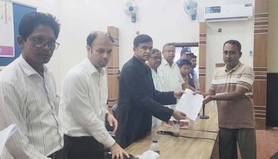 বোদা উপজেলার দুর্গাপূজার মণ্ডপে জিআর চাল বিতরণ করলেন  : প্রতিমন্ত্রী আজাদ