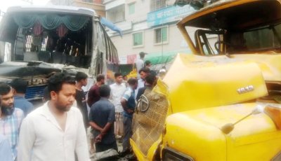 বাস - ট্রাকের সংঘর্ষ, নিহত ২