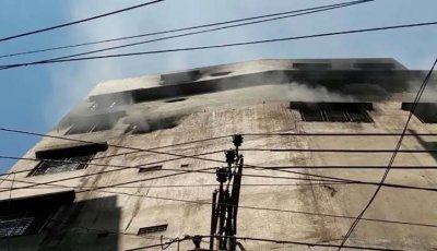 ২১ ঘণ্টা পরও ভবনে ধোঁয়া, ভেঙে পড়ছে কাচ