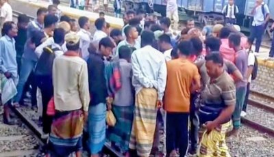 চলন্ত ট্রেনে মাথা বের করেছিলেন যাত্রী!!,ব্রীজের খুৃটির ধাক্কায় মৃত্যু