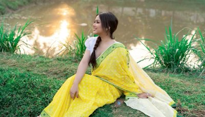 পুকুর পাড়ে হলুদ শাড়িতে ধরা দিলেন ভাবনা