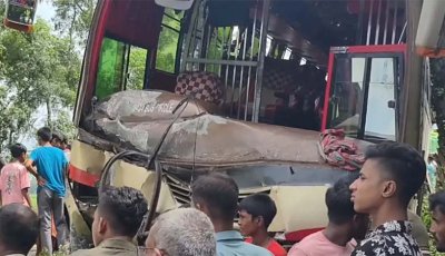 গরুবাহী নছিমনে বাসের ধাক্কায় নিহত ৩