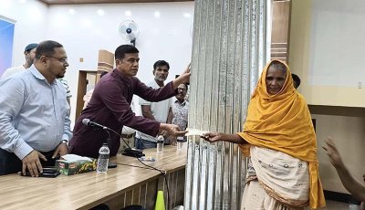 বোদায় অগ্নিকাণ্ডে ক্ষতিগ্রস্তদের মাঝে ঢেউটিন ও চেক এবং খেলা সামগ্রী বিতরণ করলেন
