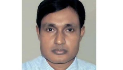 প্রধানমন্ত্রীকে জড়িয়ে ধরতে যাওয়ায় রাজশাহীর বিভাগীয় কমিশনারকে প্রত্যাহার