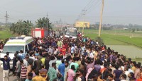 ময়মনসিংহে ওভাটেক করতে গিয়ে প্রাণ গেল ৭ যাত্রীর