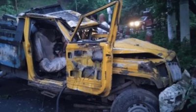 পিকআপ উল্টে  প্রাণ গেল  ৪ জনের