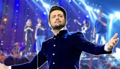মঞ্চে অদ্ভুত কাণ্ড নারী ভক্তের, অস্বস্তিতে আতিফ আসলাম