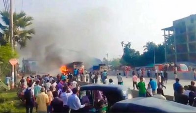 হঠাৎ চলন্ত বাসে আগুন, অল্পের জন্য রক্ষা পেল যাত্রী