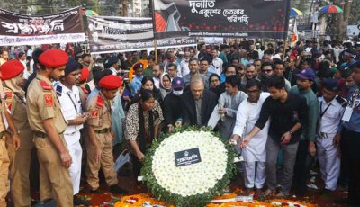 শহীদদের প্রতি শ্রদ্ধা জানাতে সর্বস্তরের মানুষের ঢল