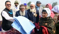 রাজশাহী জেলা পরিষদের পক্ষ বীর মুক্তিযোদ্ধা সদস্যদের শীতবস্ত্র বিতরণ