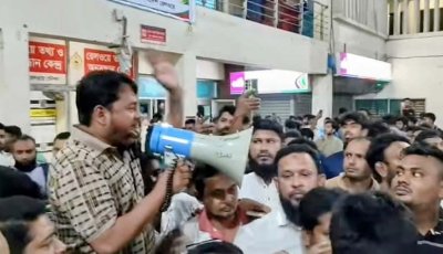 রেলস্টেশনে তাণ্ডবের মধ্যে সরকারি সম্পদ রক্ষায় ঝুঁকি নিলেন রাসিক প্রশাসক রিটন