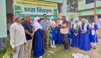 পবায় শিক্ষার্থীদের মাঝে গাছের চারা বিতরণ