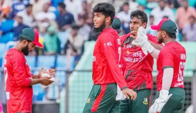 পাওয়ার প্লেতেই তিন উইকেট হারাল অস্ট্রেলিয়া