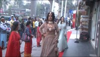 মিরপুরের খোলা রাস্তায় র‌্যাম্প শো